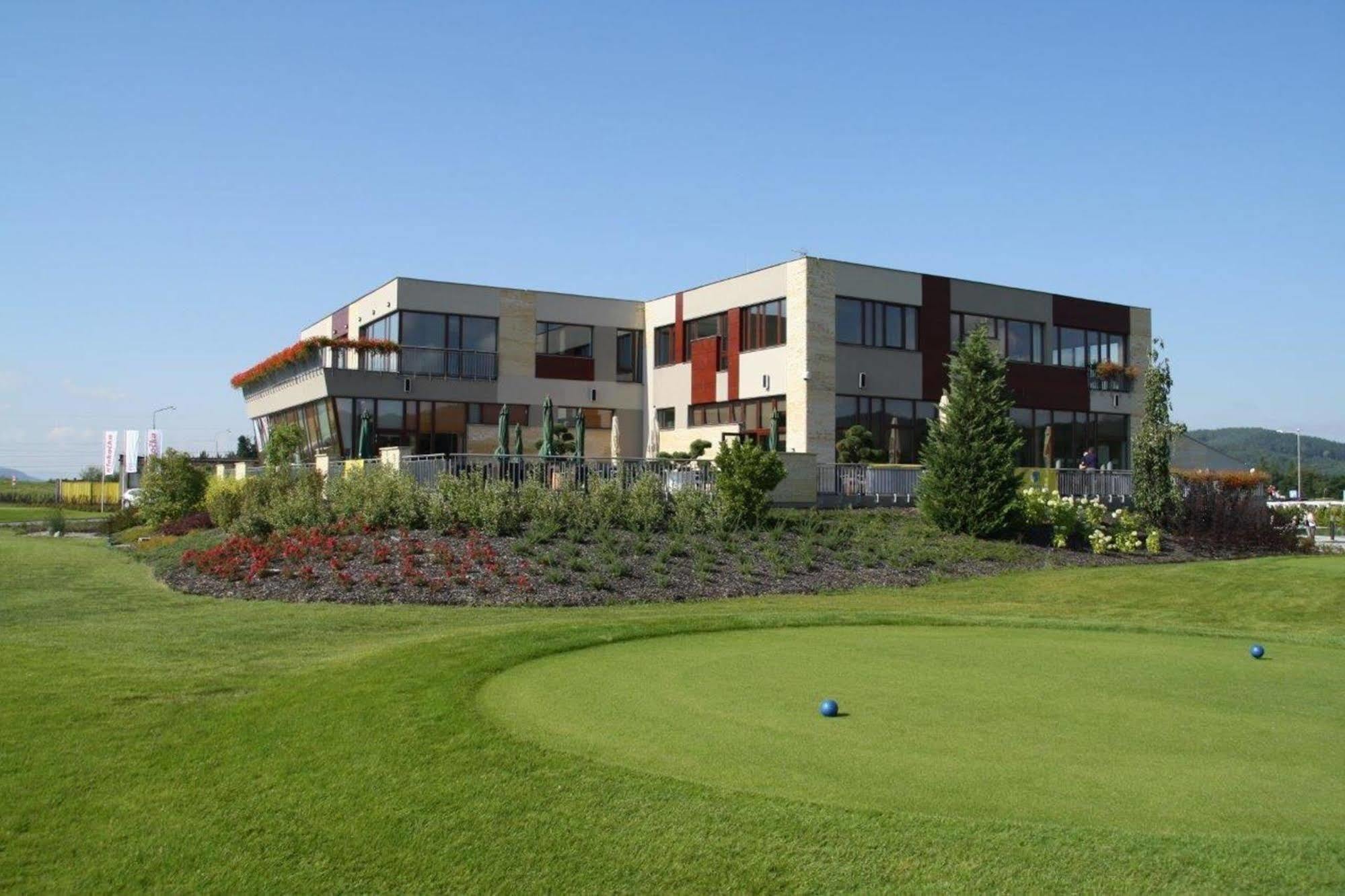 Hotel Beroun Golf Club Eksteriør bilde